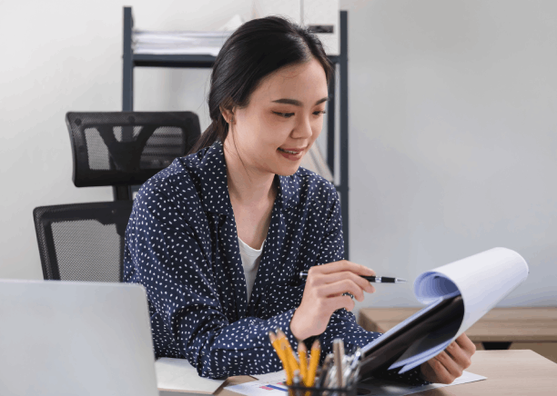 A linguist translates tax records and checks figures, using Vietnamese Translation Services in Texas for financial needs.