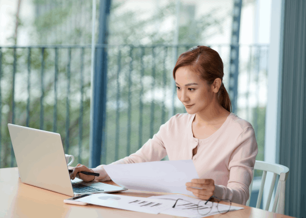 A client reviews a personal letter draft with a linguist, using Vietnamese Translation Services in Texas for individuals.