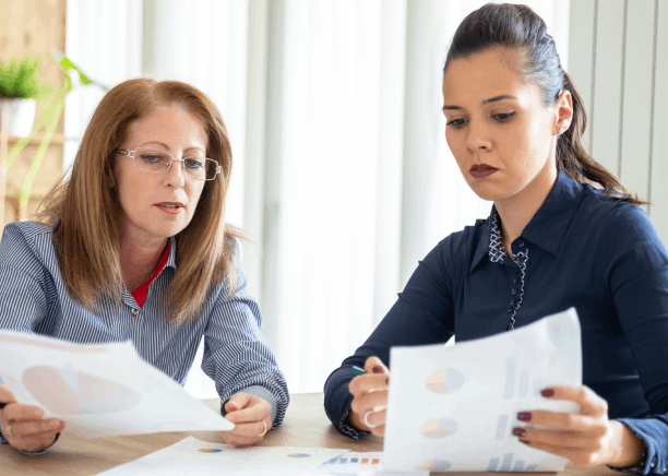 An agent reviews a bilingual sales contract as Hindi Translation Services in Texas support real estate closing paperwork.